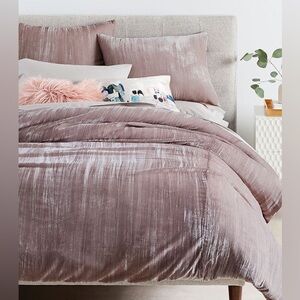 West Elm Queen Crinkle Duvet + Shams Set in Dusty Blush
